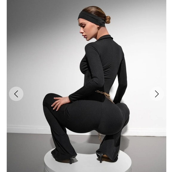 Chic Black Wide-Leg Jumpsuit with Plunging V-Neck - Picture 4 of 12